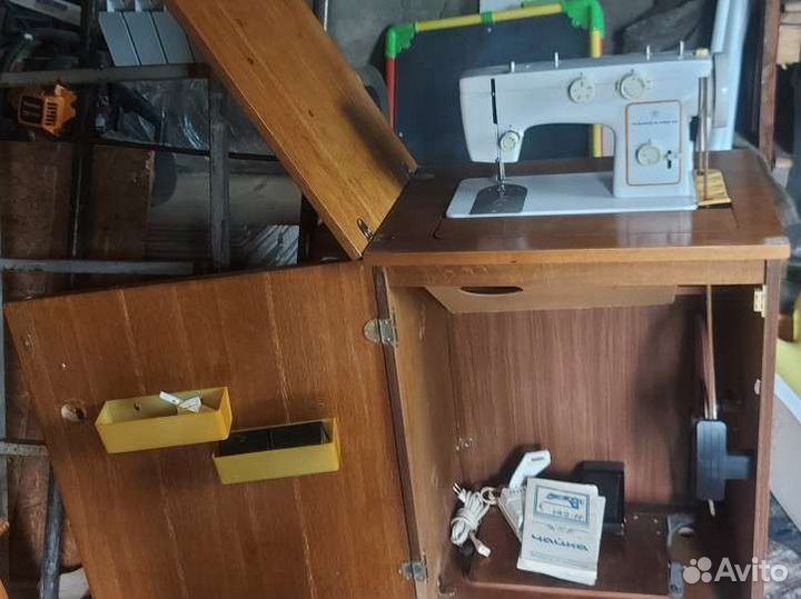 Швейная машина Чайка 142м