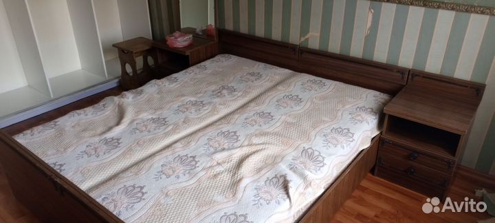 Кровать двухспальная с матрасом и тумбочками