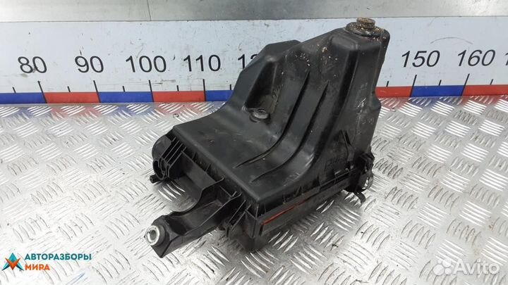 Корпус воздушного фильтра Toyota Prius 3 2011