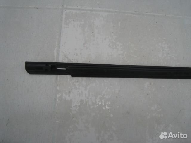 Молдинг стекла задней левой двери Nissan Tiida C11