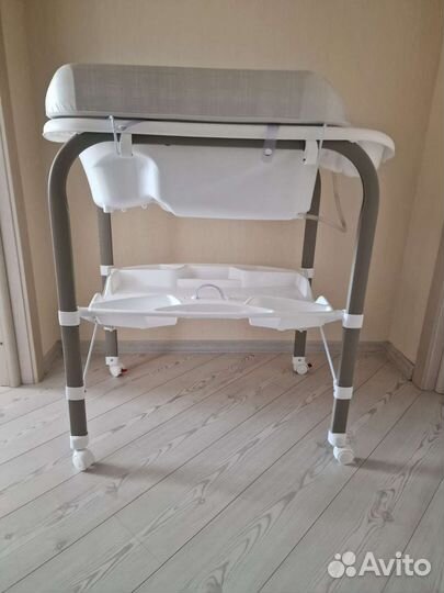 Детская ванночка с подставкой и пеленальным столом