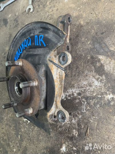 Кулак поворотный передний Nissan Qashqai J10