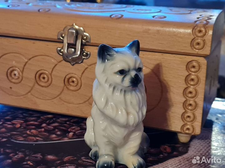 Фарфоровые статуэтка собака