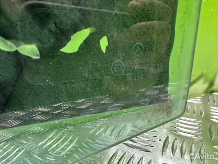 Стекло заднее левое Mercedes-Benz W124 M102 2.3