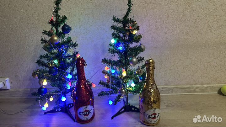 Елки с гирляндами и игрушками новоголними