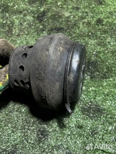 Опора двигателя передняя Volkswagen Passat B4