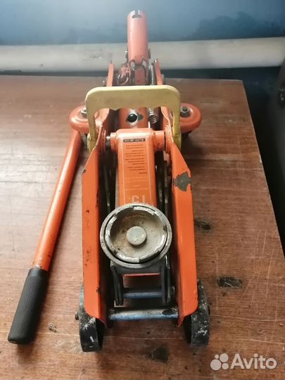 Домкрат подкатной бу 1,5 т