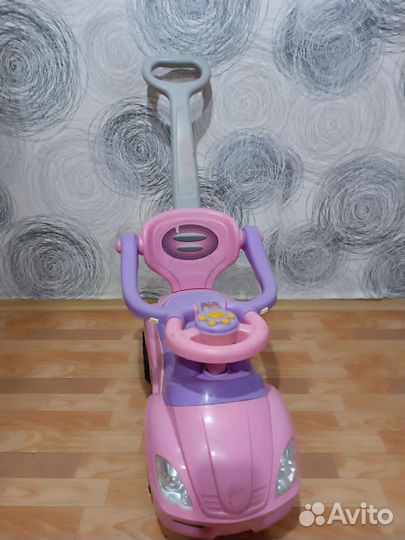 Детская машина каталка с ручкой