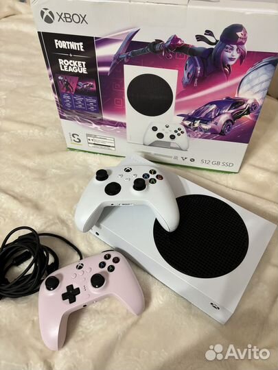 Xbox Series S с 2 геймпадами