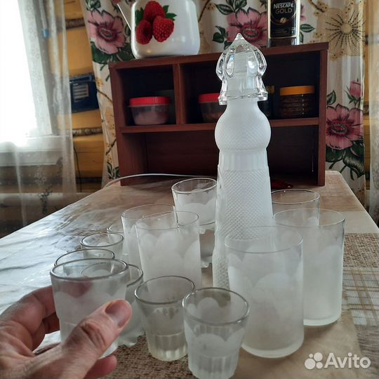 Набор из стеклянного графина рюмок и стаканов