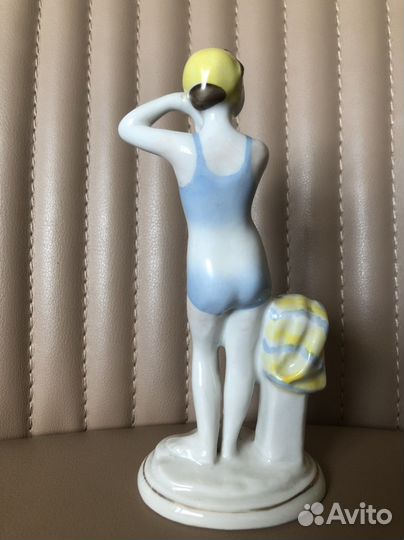 Статуэтка «Юная купальщица» в желтой шапочке