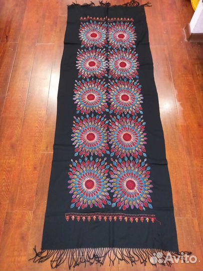 Кашемировый палантин с необычной машинной вышивкой