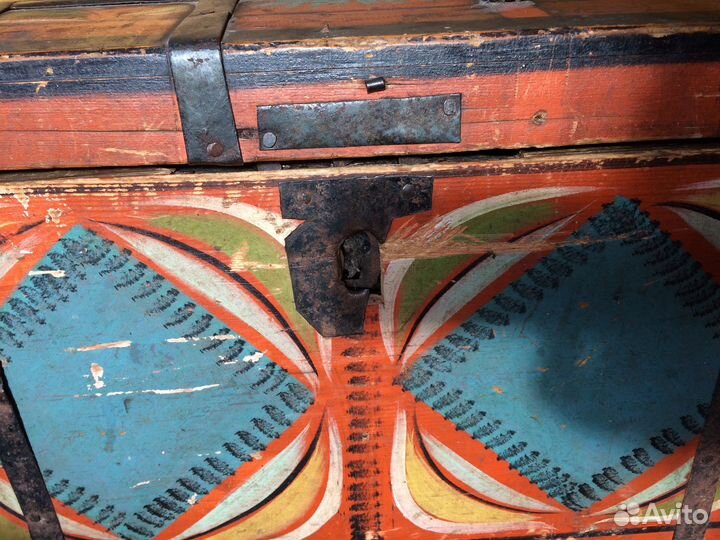 Сундук старинный