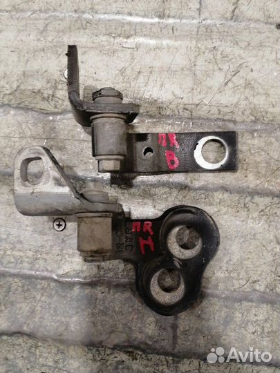 Петля двери передняя правая Ford Focus 3 седан 1.6