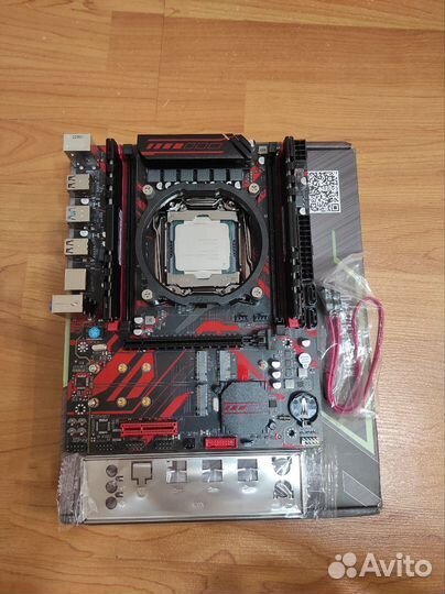 Материнская плата с процессором и памятью