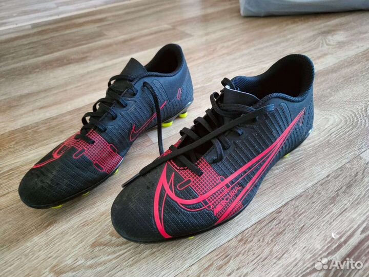 Футбольные бутсы Nike