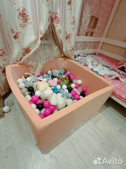 Большой бассейн с шариками