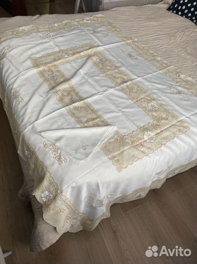 Скатерть с вышивкой новая