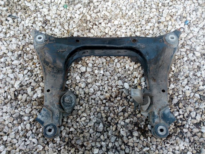 Подрамник двигателя Фольксваген Пассат В5