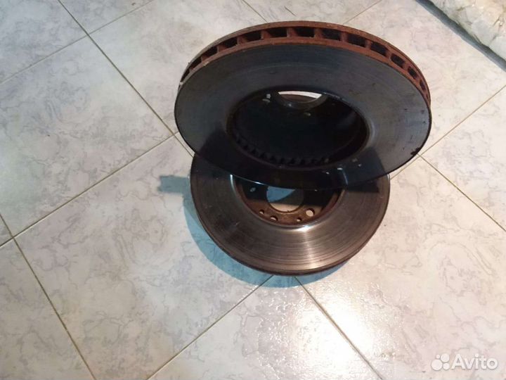 Передние тормозные диски на а/м Мерседес 140