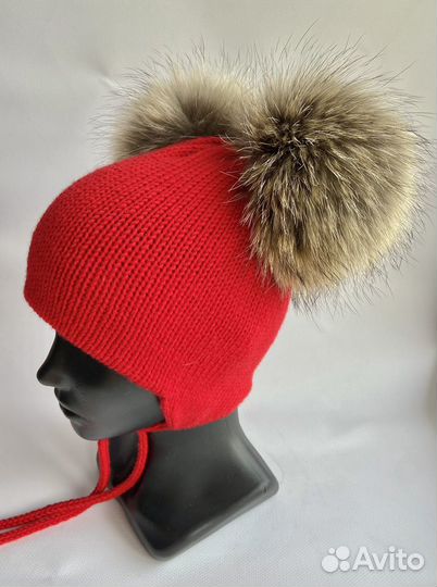 Шапка с помпонами енота зима