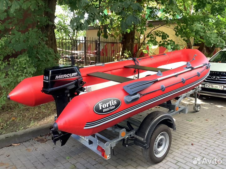 Надувная лодка риб с мотором и прицепом