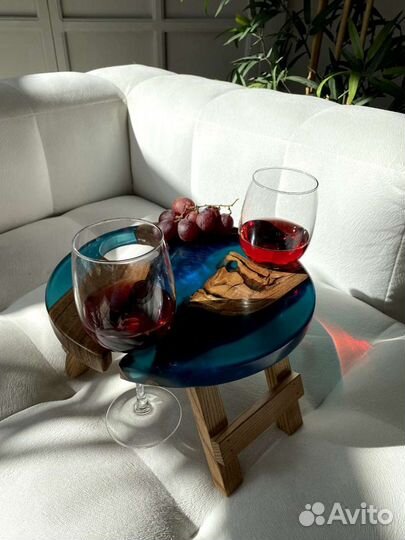 Винный столик из карагача и полимера