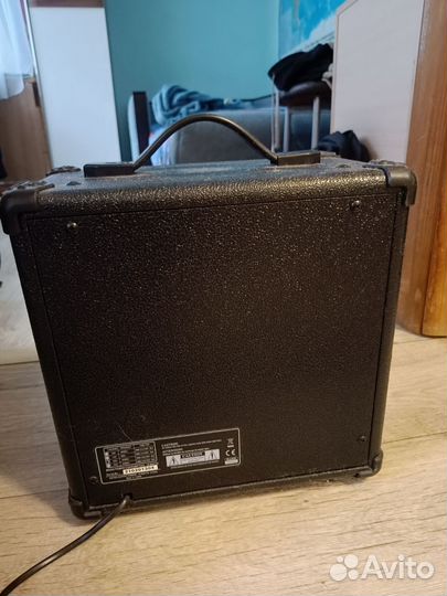 Басс гитара с чехлом и комбо-усилителем