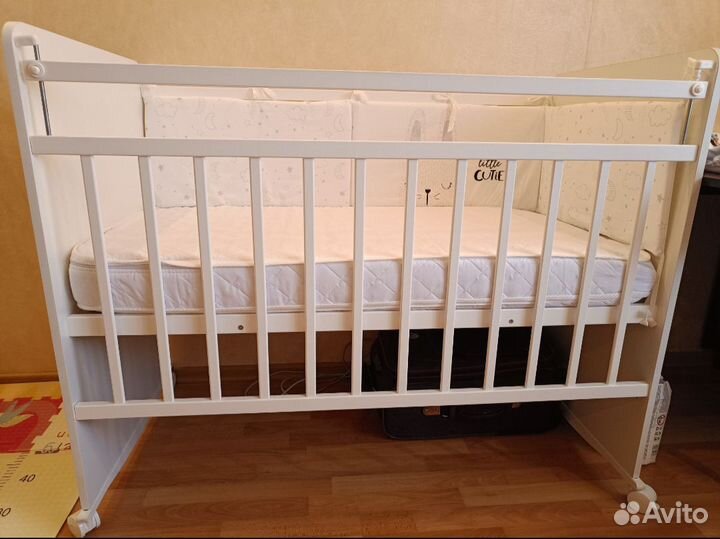 Детская кроватка с матрасом и бортиками