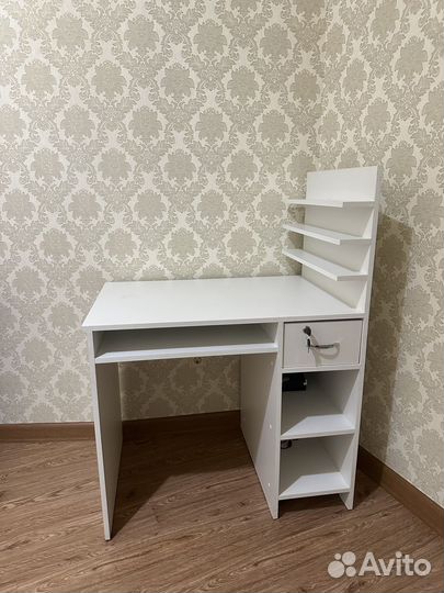 Маникюрный стол