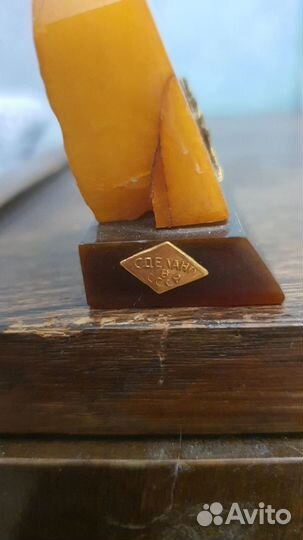 Фигурка из янтаря 