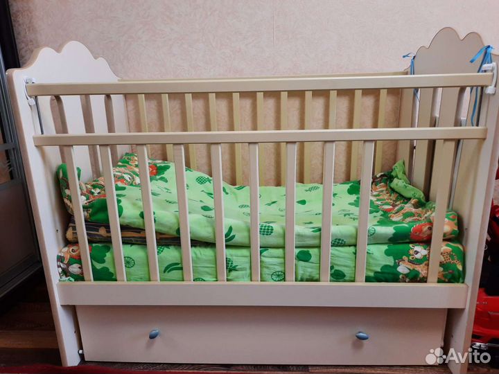 Детская кроватка с поперечным маятником