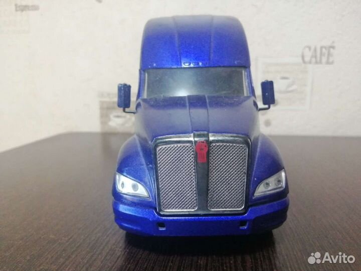 Модель kenworth T700 1:32