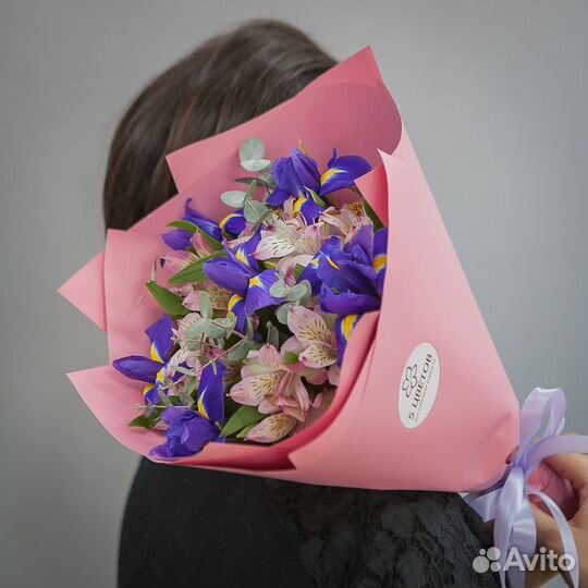 Букет цветов с альстромерией и ирисами