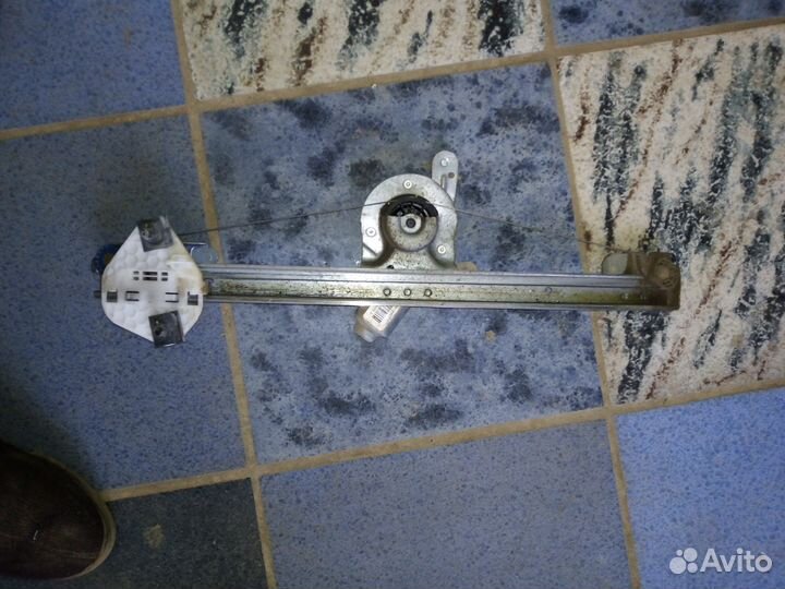 Стеклоподьемник электро пер правый логан 1,сандеро