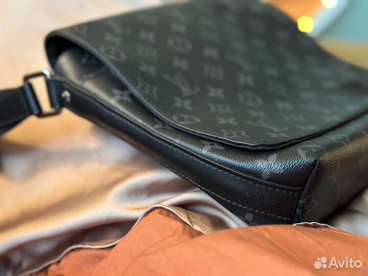 Louis Vuitton District Messenger Bag PM Black