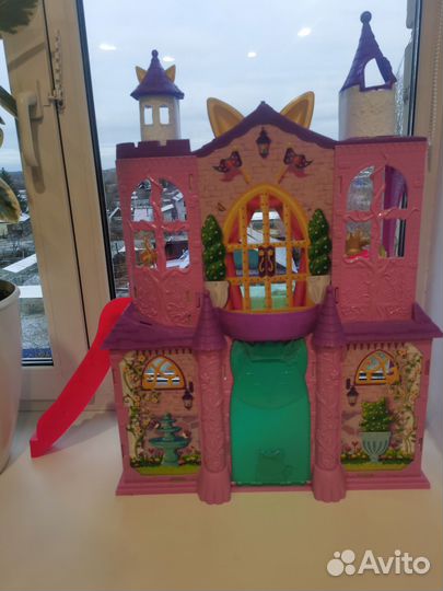 Домик энчантималс, королевский замок