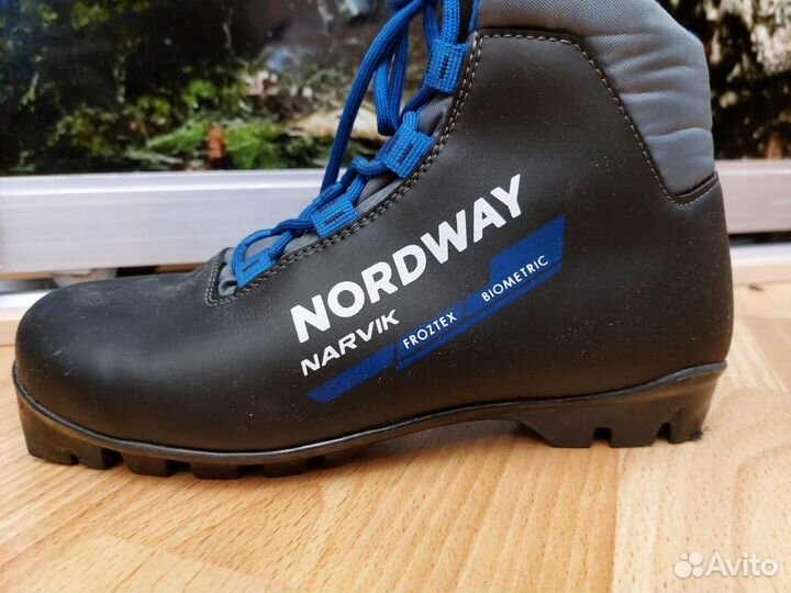 Лыжные ботинки мужские и женские. Лыжи