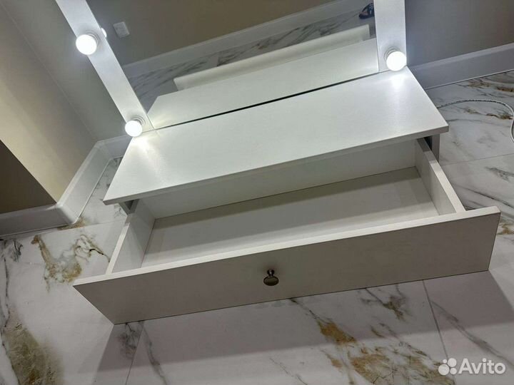 Гримерное зеркало с лампочками