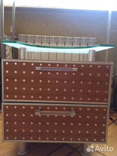 Тумбочка со стеклянным верхом
