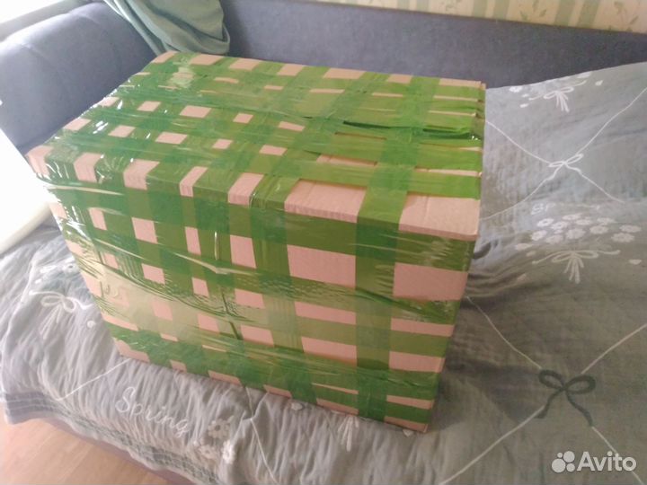 Коробка с детскими вещами одеждой