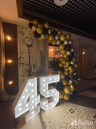 Цифра 1, 5 и 0 с лампочками к фотозоне