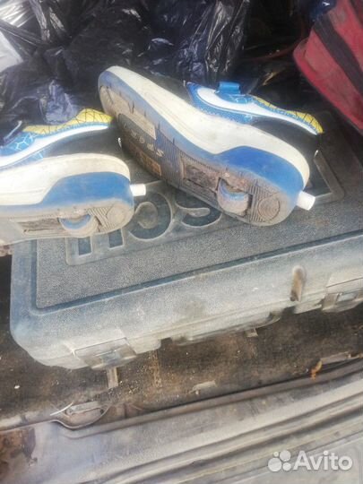 Кроссовки с колёсиками