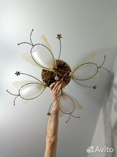 Болшая добротная люстра в гостинную