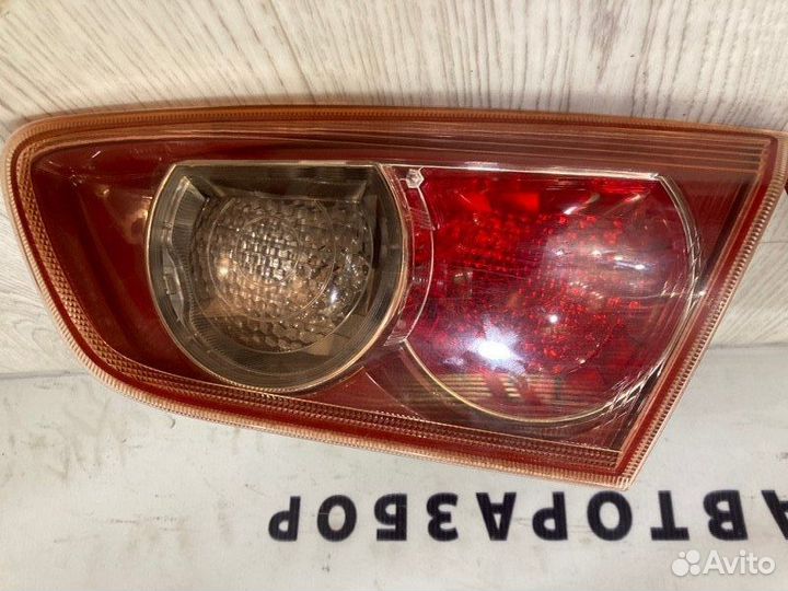 Фонарь в крышку багажника задний Mitsubishi Lancer