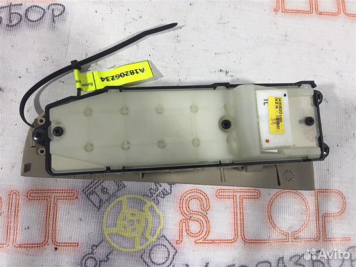 Блок стеклоподъемников передний правый Toyota Ave