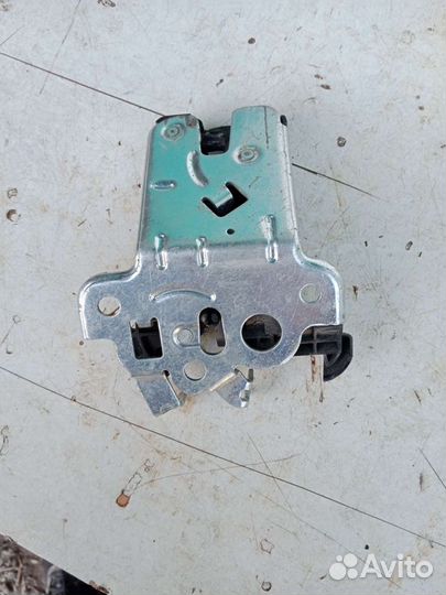 Замок крышки багажника Volkswagen Jetta 6