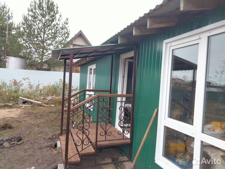 Козырек над крыльцом