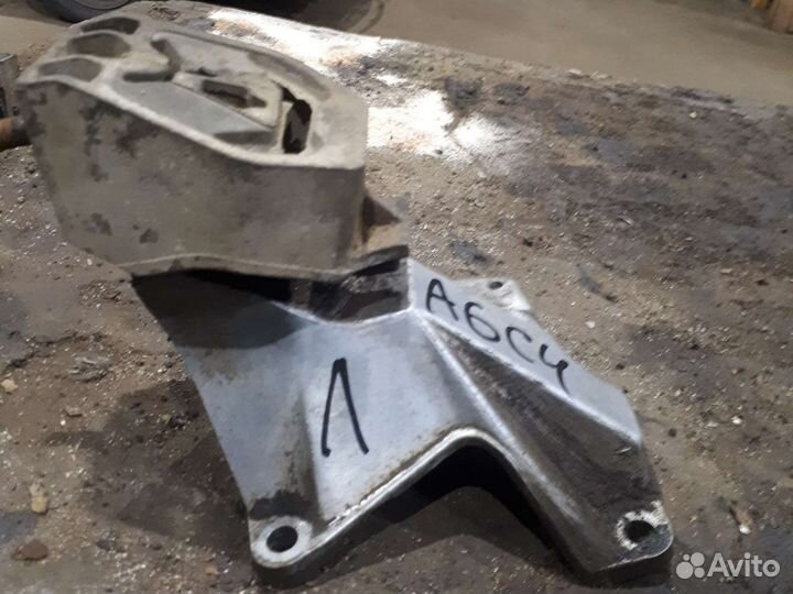 Левый кронштейн АКПП ауди а6 с4