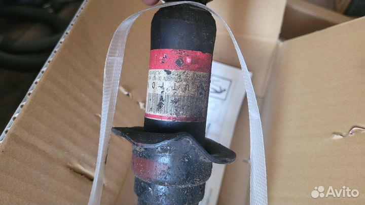 Стойка амортизатора задняя Toyota Corolla Fielder